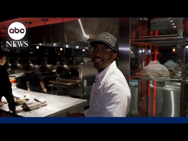 El chef Kwame Onwuachi sobre ser el primer chef afroamericano en dirigir un restaurante en el Str...