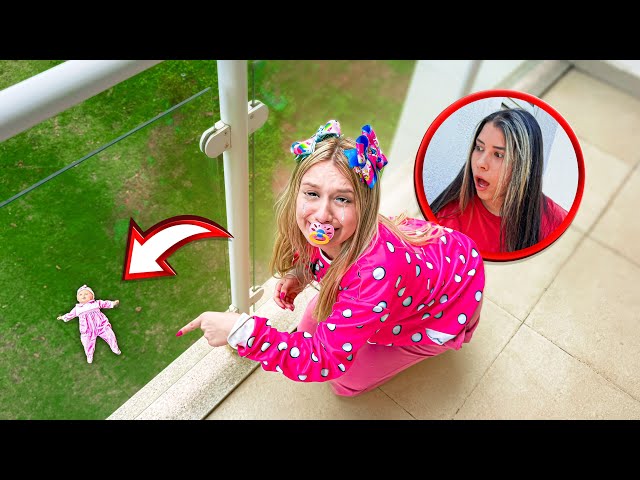 Baby Jully dropped Larissa's doll from the balcony!!