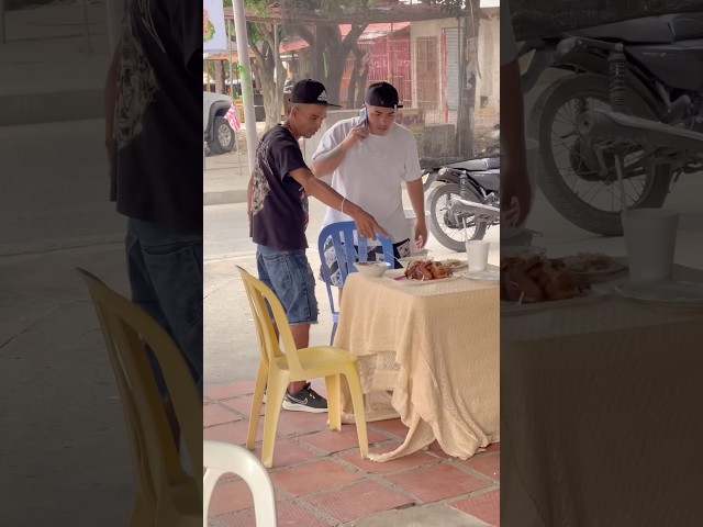 Pollo 🍗  se mueve 🤣 #bromas