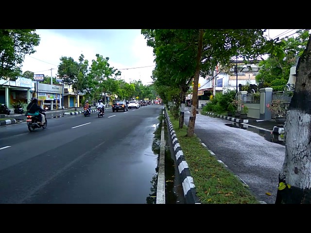 Paserbumi di jalan menuju gedung drpd