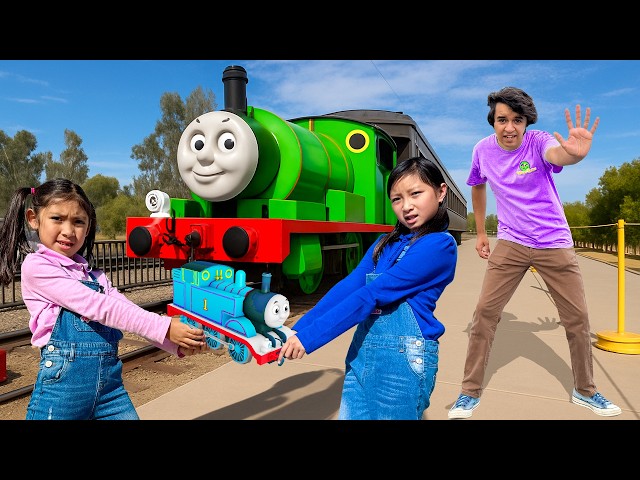 Maddie y Eva aprenden a compartir juguetes en Thomas el Tren 🚂💖