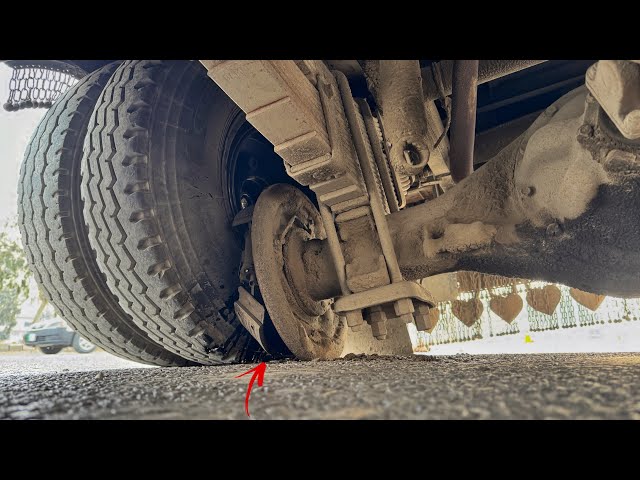 Rear Axle Tube Broken Truck Stuck on the Road Overload Damage