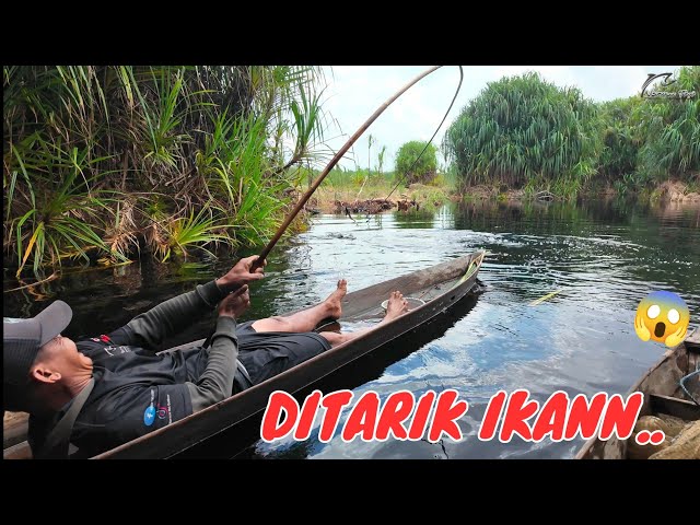 THE BOAT WAS SO SMALL .. I ENDED UP GETTING PULLED BY THE FISH .. 😁😂😂 ..