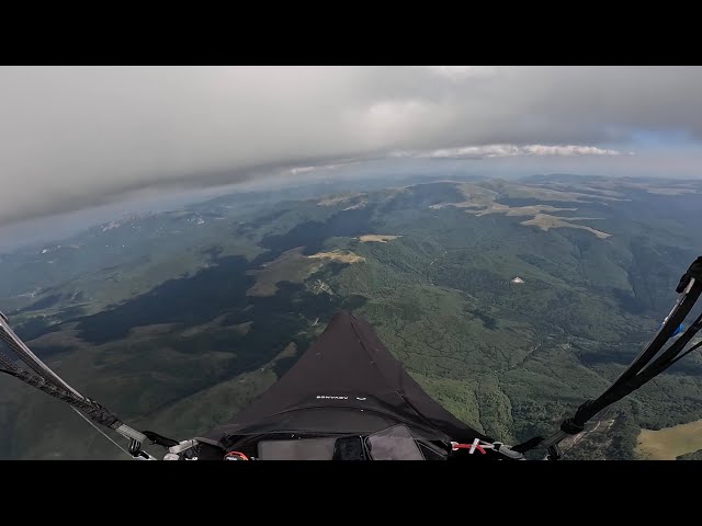 Joacă printre nori: traversarea Carpaților cu parapanta de la Bunloc - Maneciu