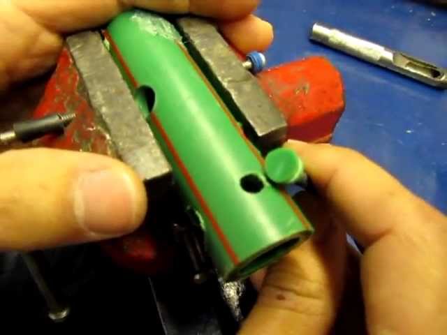 Cómo reparar un tubo de agua agujereado / How to repair a drilled water pipe