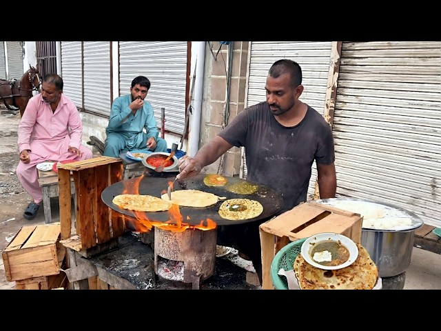 60 YEARS OLD PUNJABI DESI STREET FOOD 😍 SAAG MAKHAN ALOO PARATHA | PAKISTANI PARATHA STREET FOOD