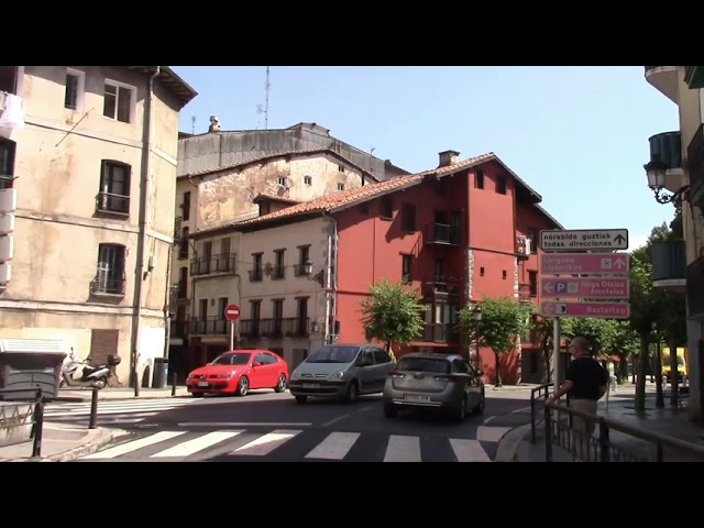 Atravesando Azkoitia - Azcoitia (Guipúzcoa)