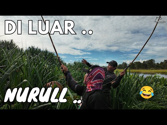 " WEIRD TECHNIQUE " .. FISHING ON A LEAF .. NOT IN THE WATER ... 😰😰😂😂 .. USE YOUR INSTINCTS ...🤔..