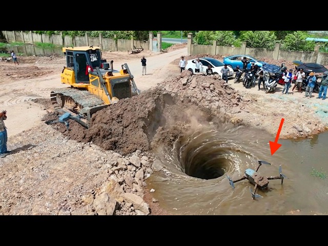 OMG!! he Moment a Tiny Machine Fights a Sucking Whirlpool!" Dozer Shantui Pushing Soil Fats