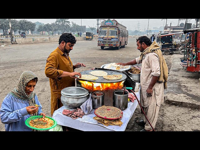 ONLY 70 RS 😍 SAAG PARATHA | HIGHWAY STREET CART SERVING AMAZING DESI NASHTA 🔥 PAKISTAN STREET FOOD