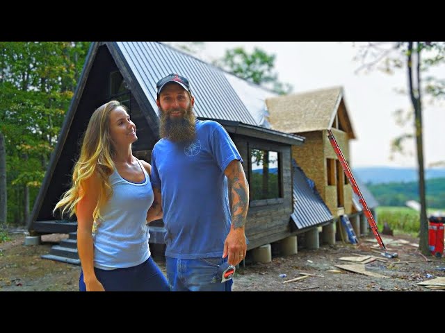 TIMELAPSE- Couple Builds House in 20 Minutes