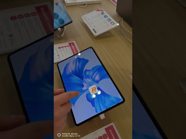 Huawei: SuperHub (phone pocket)