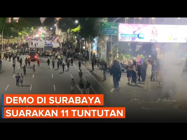 Protest in Front of Grahadi Surabaya Heats Up, Crowd Throws Bottles and Sets Off Firecrackers