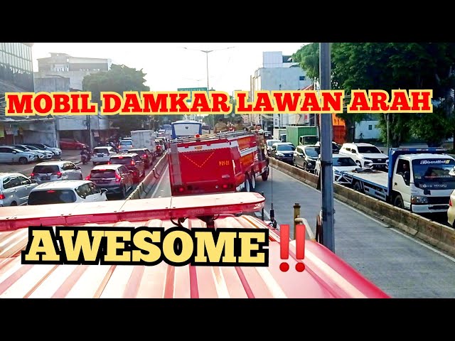 MOBIL DAMKAR LAWAN ARAH MEMBELAH KEMACETAN