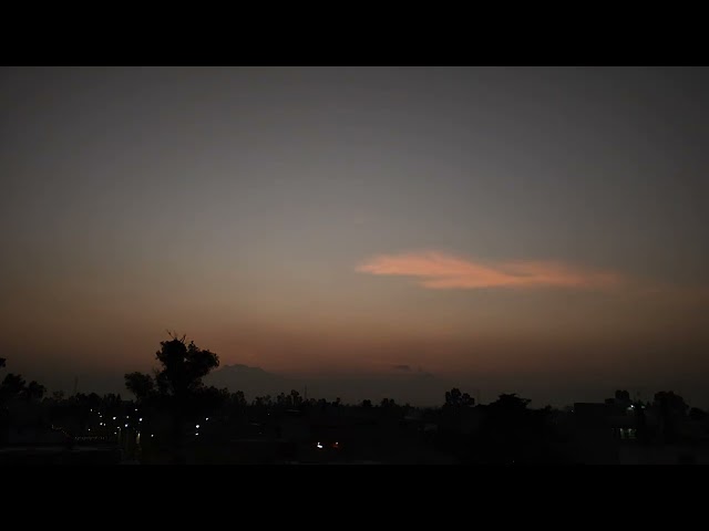 Timelapse de la salida del sol, colores y nubes sobre  los volcanes Iztaccihuatl y Popocatépetl