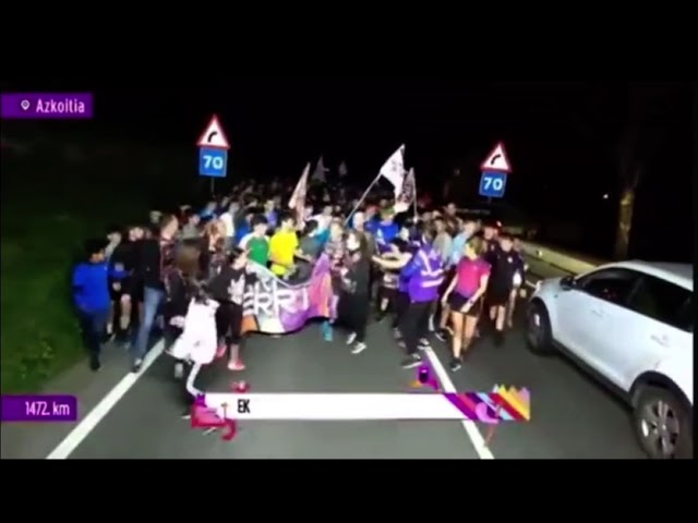 La alcaldesa de Azkoitia se toma con humor su caída en la Korrika