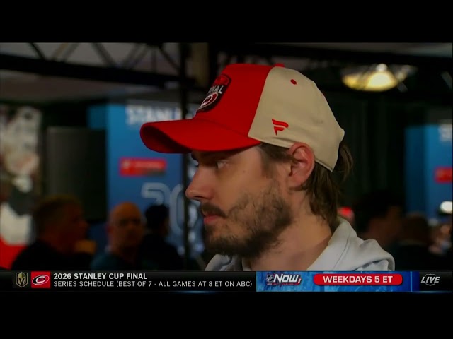 Sebastian Aho conversa con Kathryn Tappen antes de la final de la Copa Stanley.