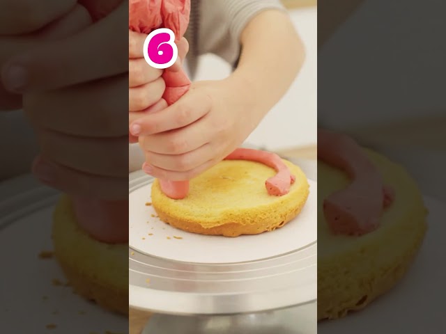 Bake a cake with us in 10 seconds! 🎂💗Ready set BAKE #cake #bakingchallenge @thebig_bakes