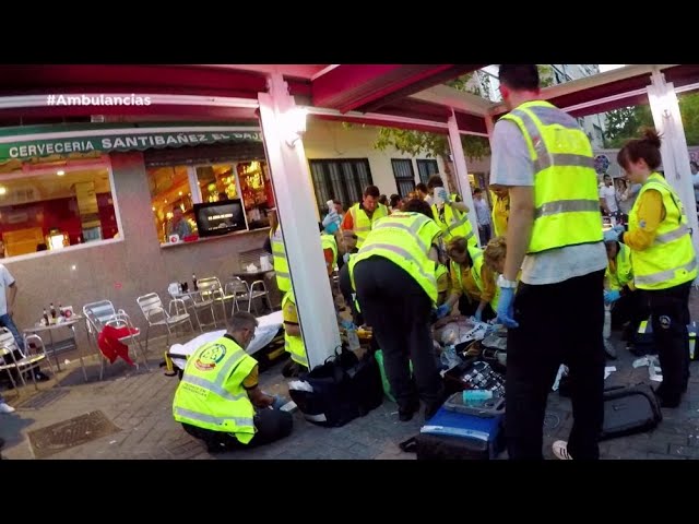 Los médicos de Ambulancias socorren a un aficionado en el Real Madrid y Juventus - Ambulancias