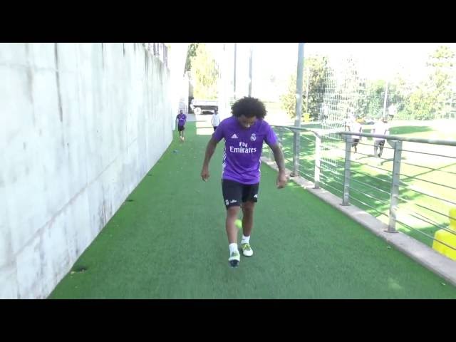 Marcelo y sus malabarismos con una pelota de tenis