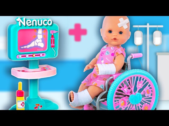 "🚨 ¡EMERGENCIA DOCTORA! 🚑 Mi Bebé Nenuco Lleva Escayola 🤕 y Silla de Ruedas 🦽