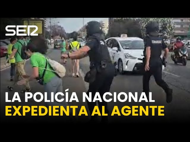 La POLICÍA NACIONAL abre EXPEDIENTE al AGENTE que GOLPEÓ a la MAESTRA que se MANIFESTABA en VALENCIA