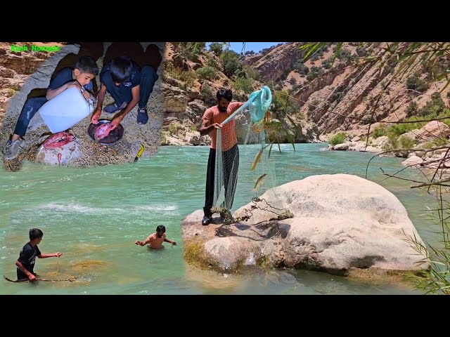 🌊 Fishing net gets stuck in the river and the breathtaking effort of father and sons 🐟💪