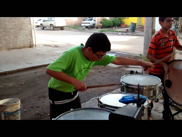 Increíble niño tocando las tarolas