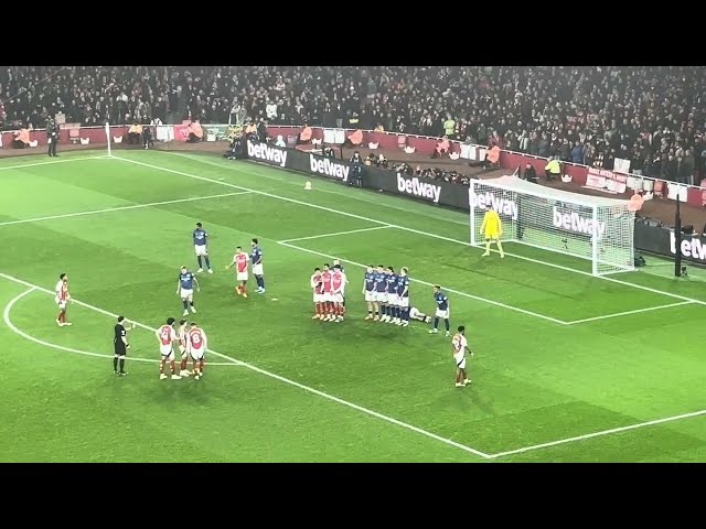 Ipswich Town FC blocks Martin Ødegaard free kick attempt at GOAL