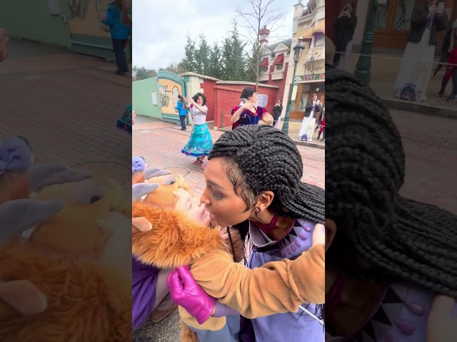 Asha gives Arthur a hug ✨#disney #disneyland #paris #character #princess #asha #dlp #princesses