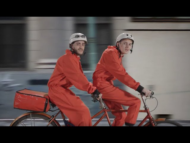 Muerejoven - Kelly (ft. Dillom, Kaktov) (Videoclip Oficial)
