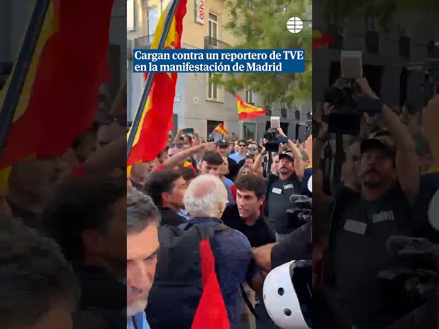 Los manifestantes de Madrid cargan contra un periodista de TVE durante las protestas por Ceuta