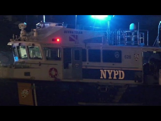 Mujer y bebé mueren tras volcarse un barco cerca de la Estatua de la Libertad | NBC New York