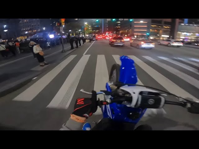 YZ125 GETS THRU CITY TRAFFIC AT RUSH HOUR!