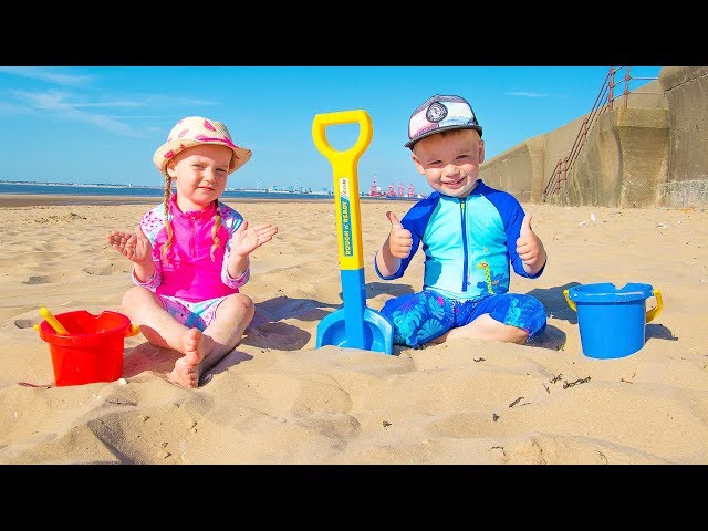 Día de diversión en LA PLAYA! Juega con arena y otros juguetes para niños