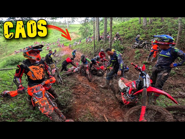 Encontramos um ATOLEIRO SURPRESA no meio da TRILHA DE MOTO! | 4K