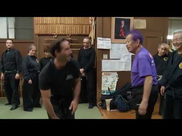 El gran maestro ninja Masaaki Hatsumi muestra el Budo Taijutsu avanzado