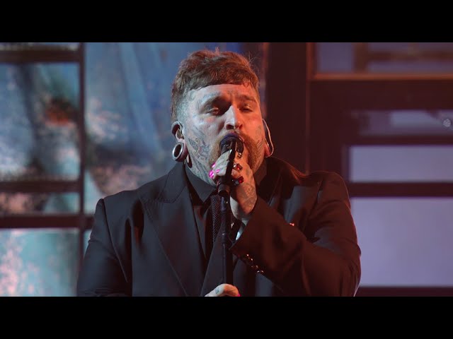 Teddy Swims Performs "Mr. Know It All" [52nd American Music Awards]
