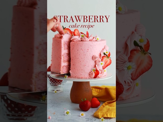 My favorite strawberry layer cake recipe 🍓 find it at sugarandsparrow.com #cake #strawberrycake