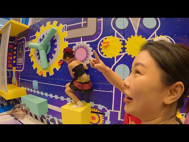 Chippy and her parents and younger sister Ji Bun go to a SUPER COOL AND BEAUTIFUL PLAYGROUND HEHE!