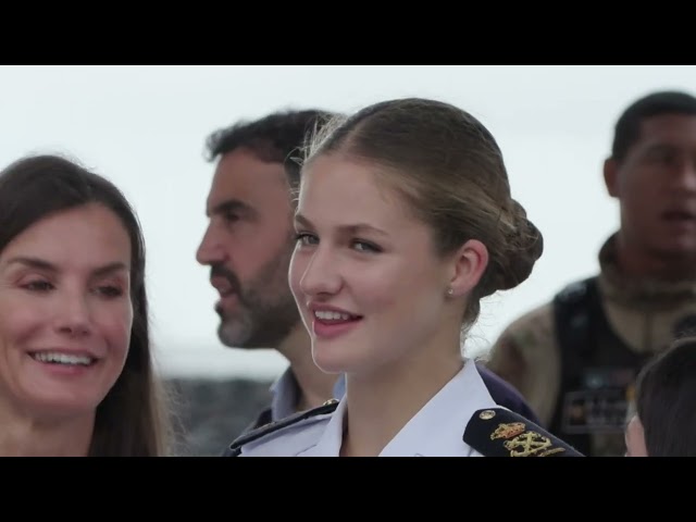 La reina Letizia se reúne con la princesa Leonor durante la escala del buque Elcano en Panamá
