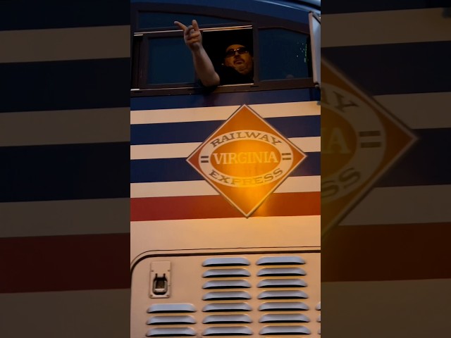 VRE Engineer Throws Me a Bag of Cheetos #vre #railfanning #hornsalute
