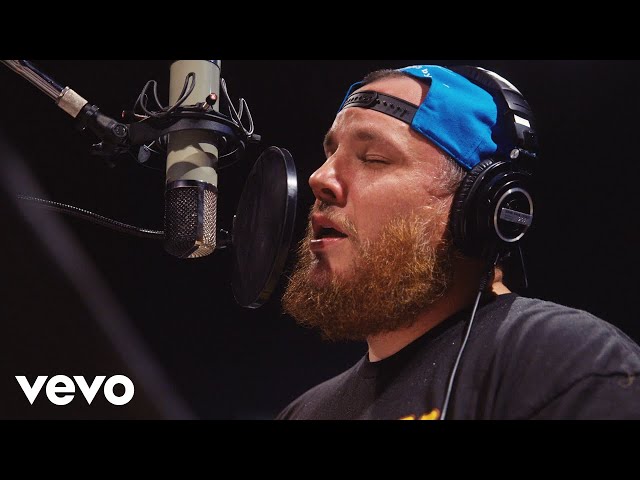 Luke Combs - Giving Her Away (Official Studio Video)