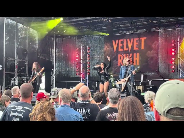 "Shake that thing" from Ackerbrand Festival