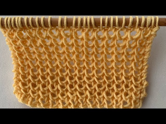 Easy scarf knitting stitch. Step-by-step tutorial ideal for beginners. Knitted on two needles.
