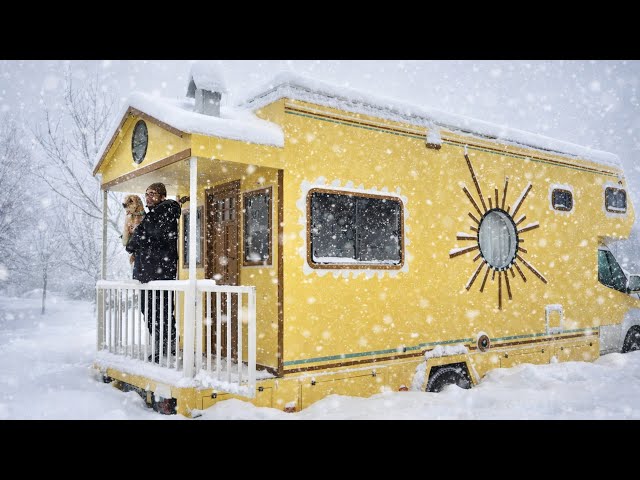 The Art of Slow Living in a Caravan | ❄️We Got Stranded in the City During Heavy Snow
