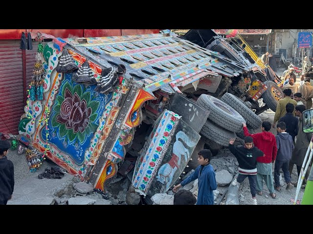 “Fully Loaded Truck Crashes and Completely Collapses on the Road!”