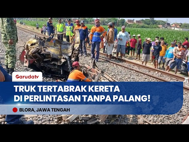 Truck Totaled After Being Hit by Train at Unprotected Crossing in Blora, Driver Critically Injured!