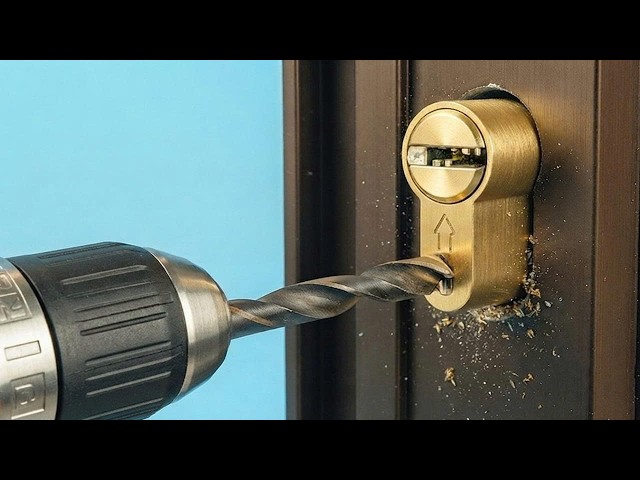 Emergency Door Opening Without a Key! 😱 Every Home Needs This Simple Trick!