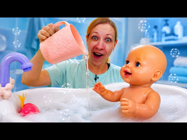 Le bébé se prépare pour dormir. Jeux de nounou avec Bébé Born Émilie